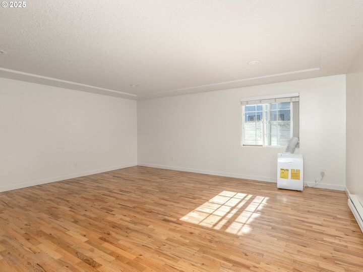 Property Photo:  5921 SE Malden St  OR 97206 