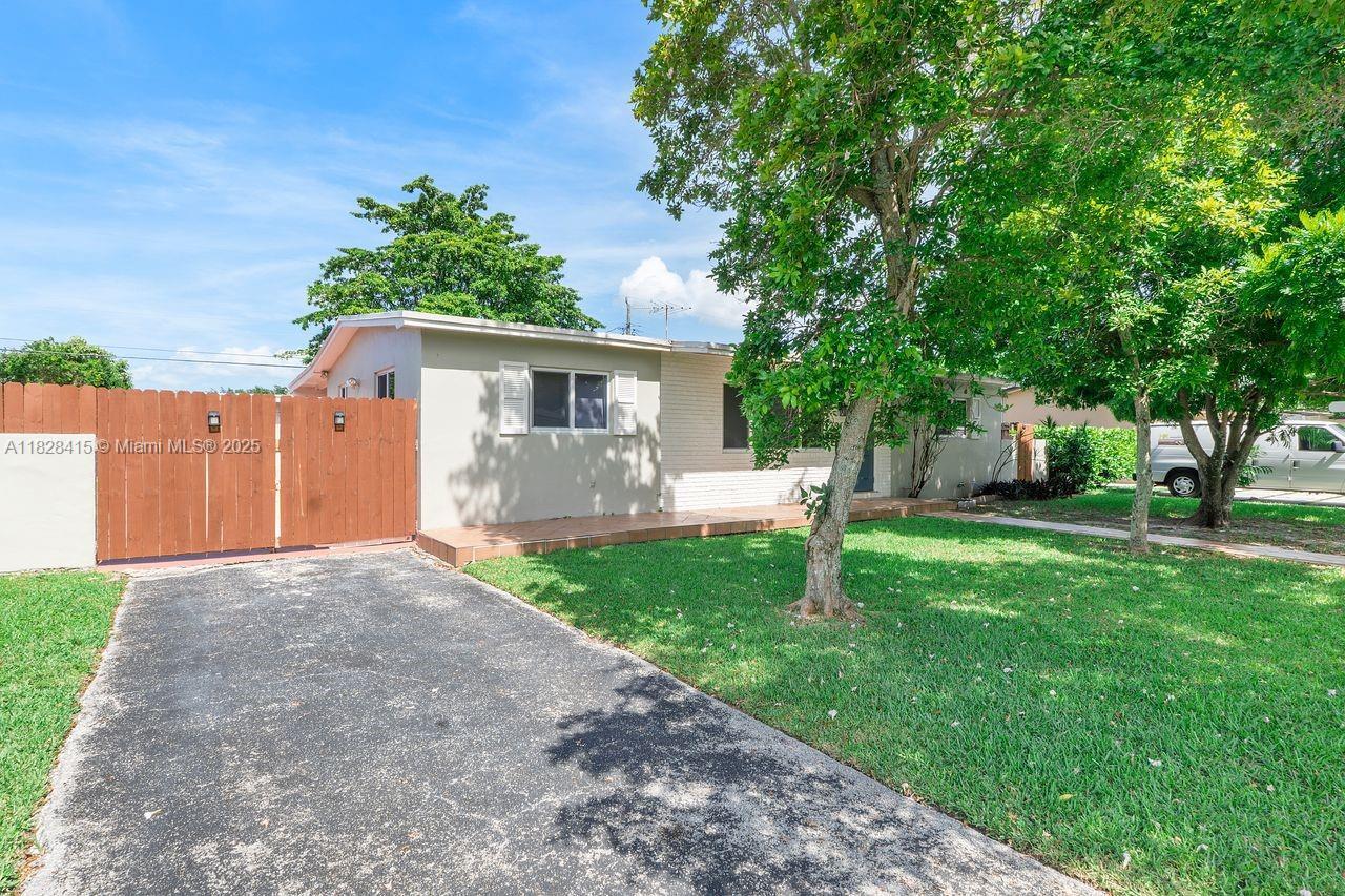 Property Photo: 2915 SW 92nd Pl FL 33165