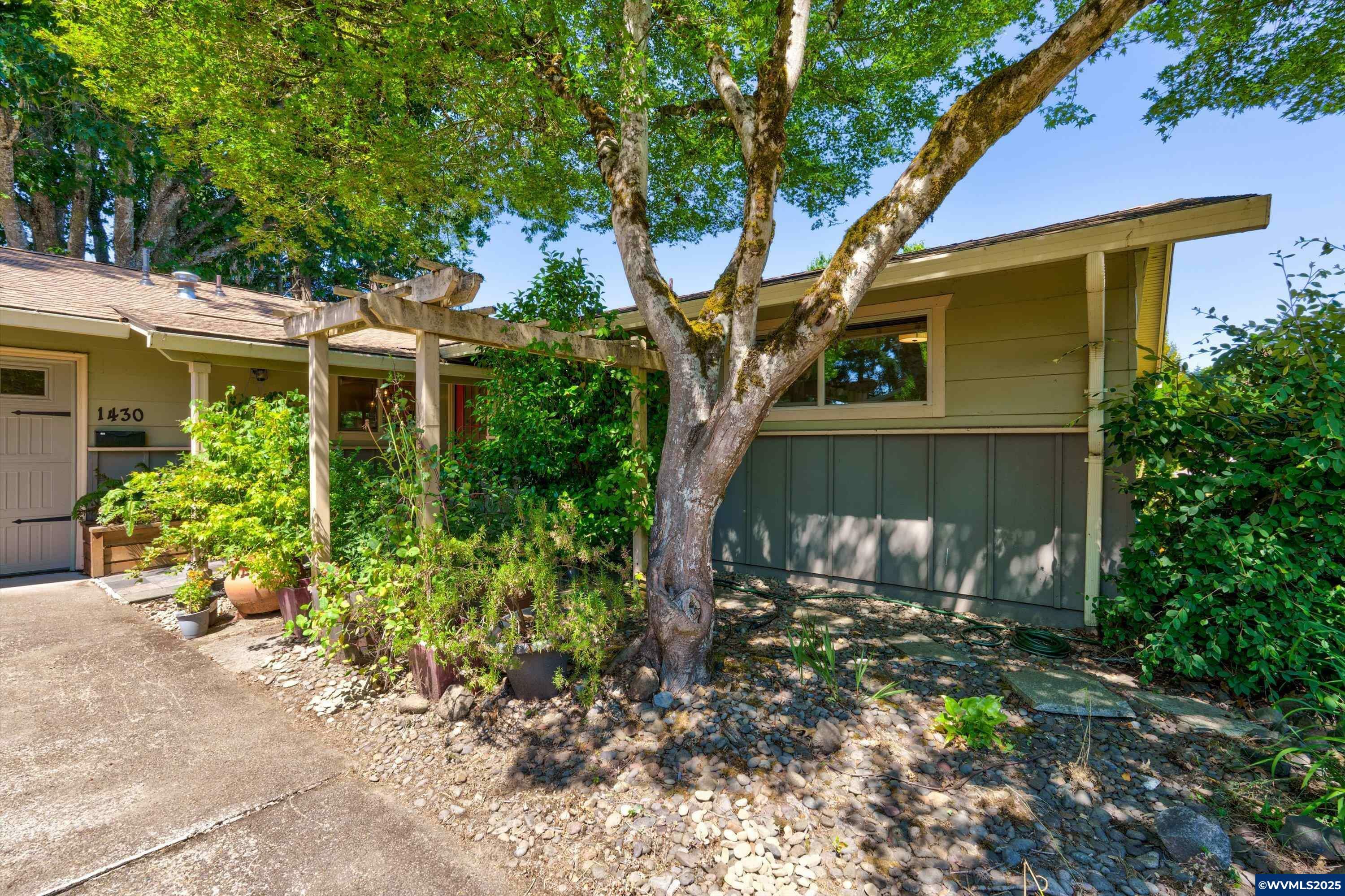Property Photo: 1430 NW 15th St OR 97330