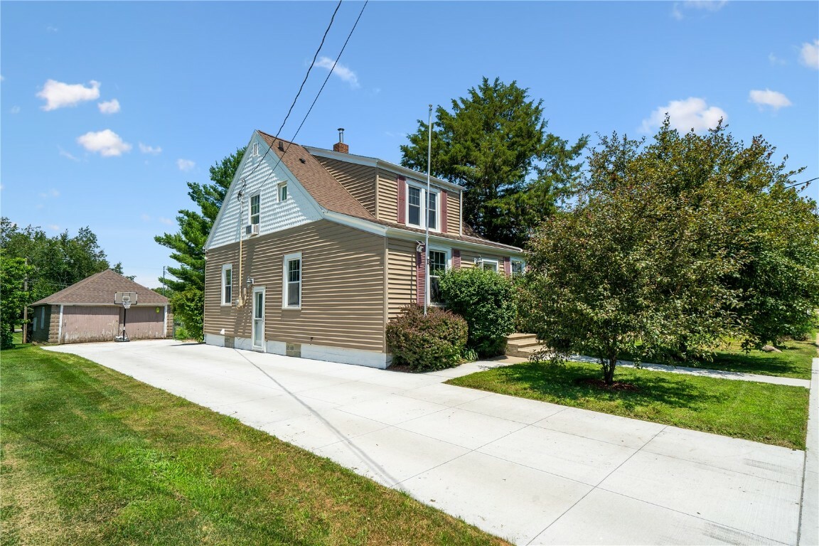 Property Photo: 1207 E 4th Street IA 52349