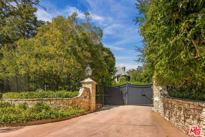 Property Photo:  570 S Mapleton Dr  CA 90024 