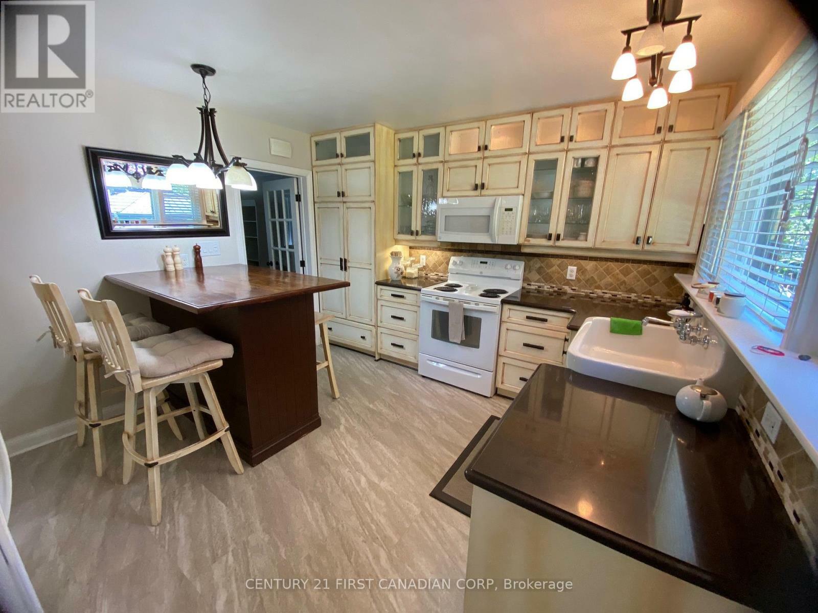 Photo de la propriété: 572 Cheapside Street ON N5Y 3X6