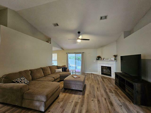 Property Photo: 1305 Jefferyscot Court FL 32536