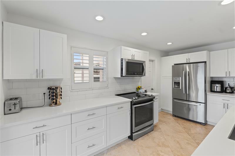 Property Photo: 261 SE 8th St FL 33060