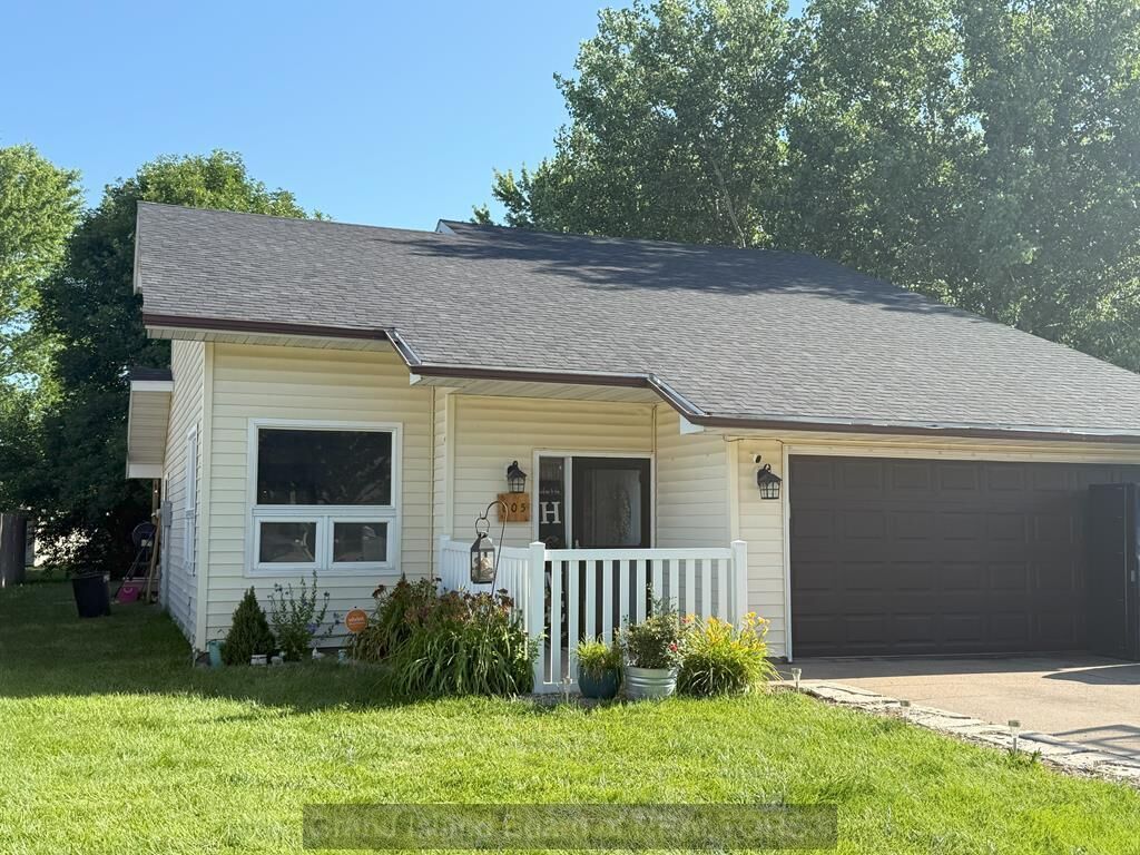 Property Photo: 805 14th St NE 68826
