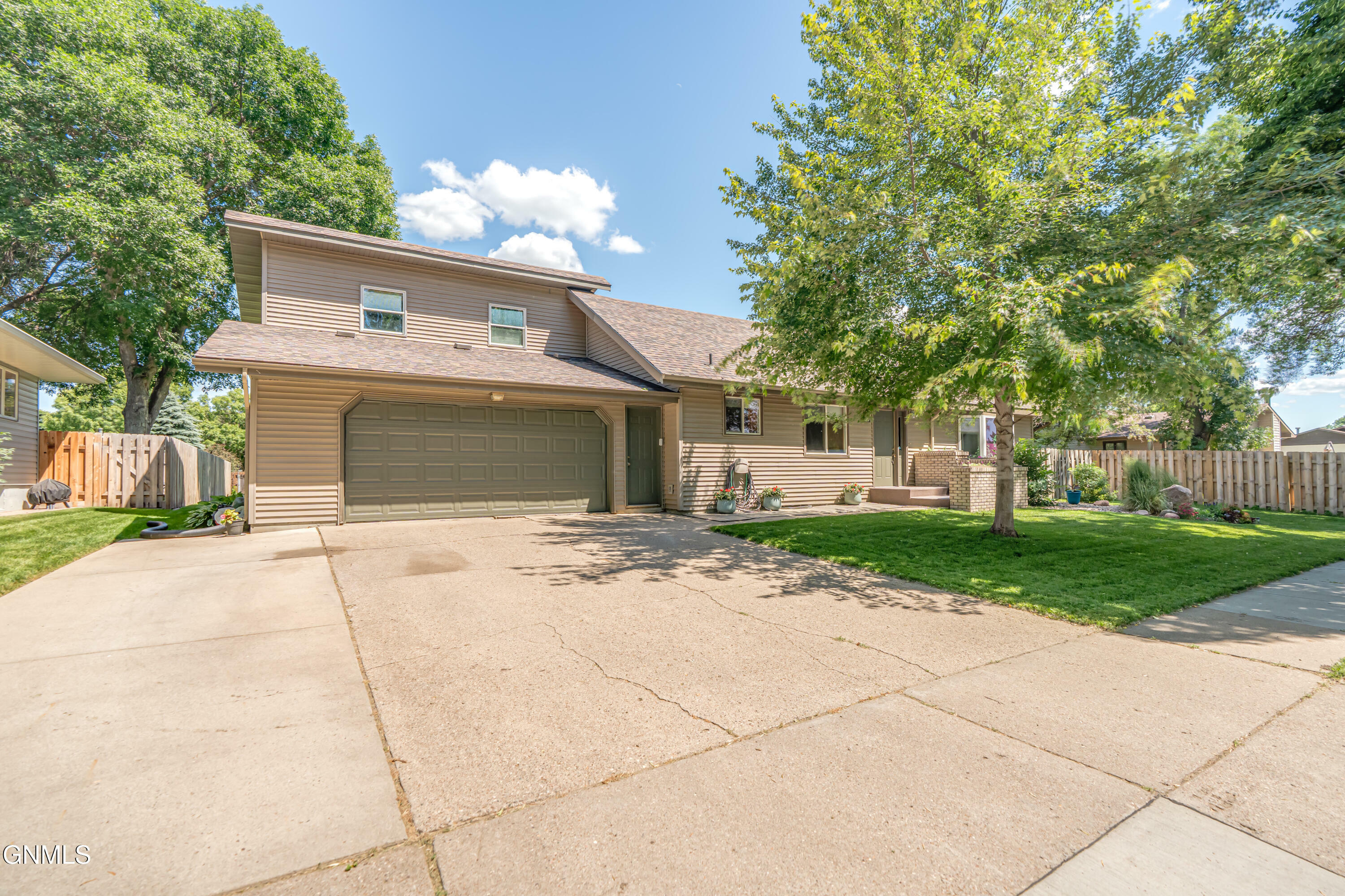 Property Photo:  1317 Pocatello Drive  ND 58504 