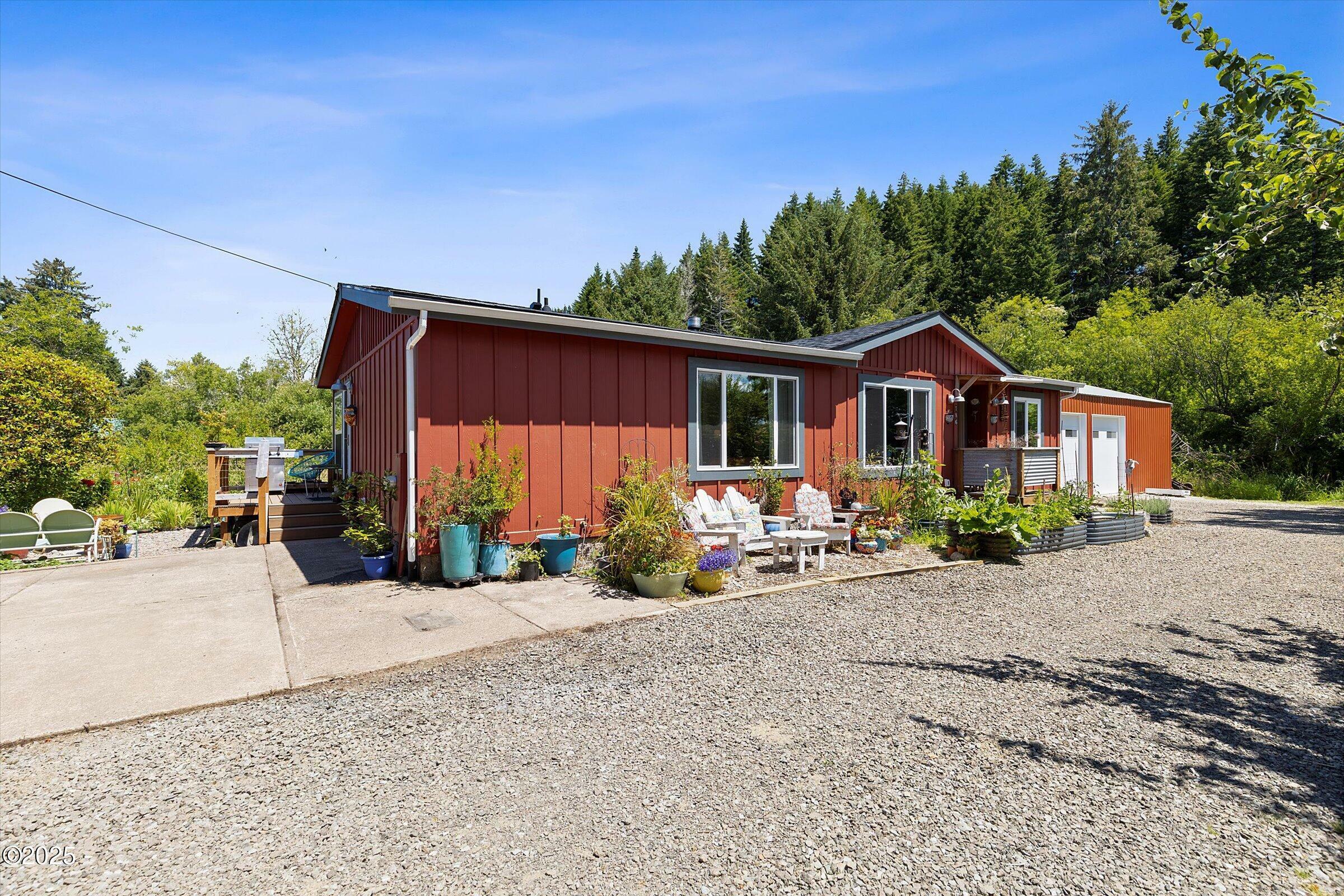 Property Photo: 186 NE Palmer Street OR 97380