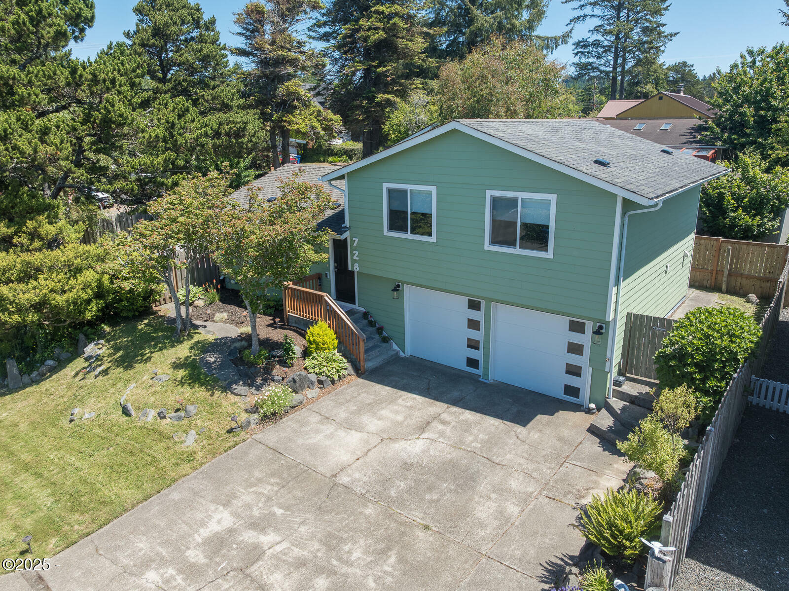 Property Photo: 728 NE Benton Street OR 97365