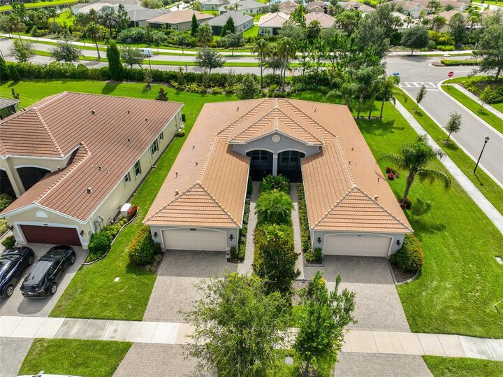 Property Photo:  4905 Avila Lakes Drive  FL 33598