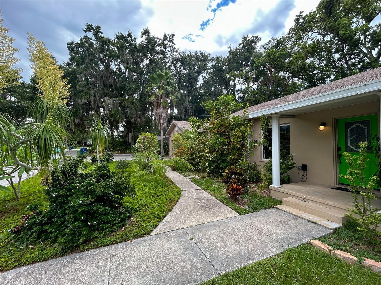 Property Photo: 645 Avenue A NE FL 33881