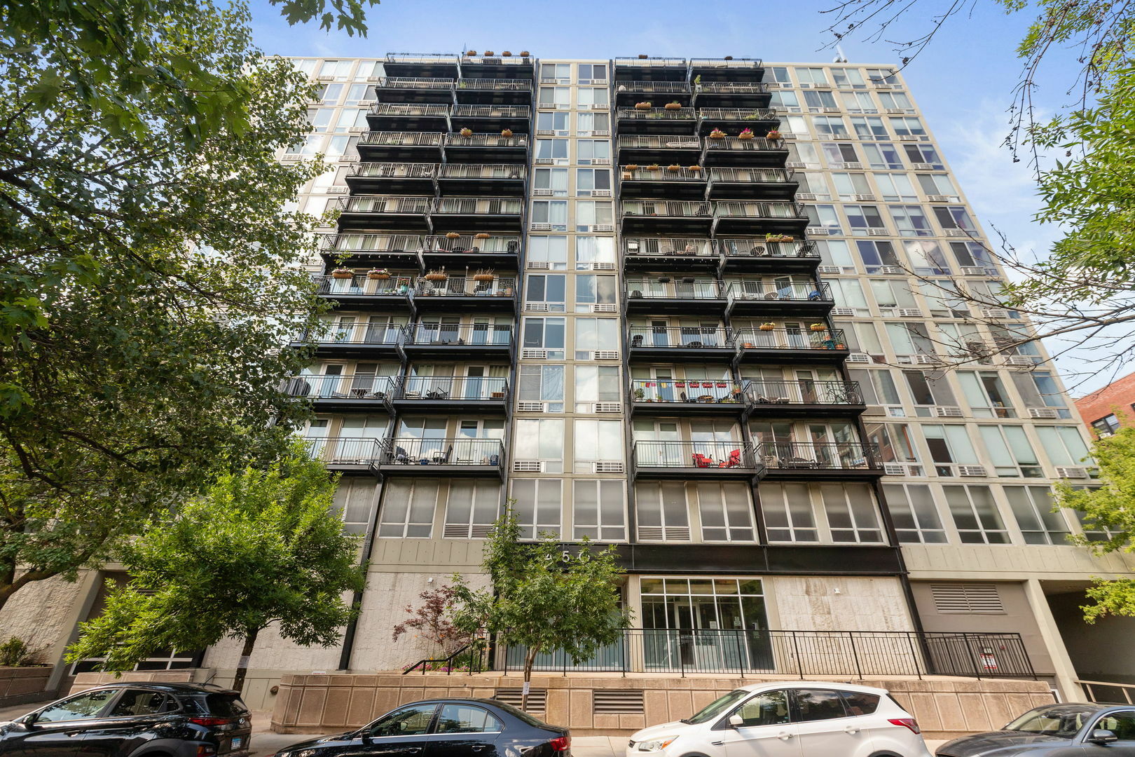 Property Photo: 450 W Briar Place 13C IL 60657