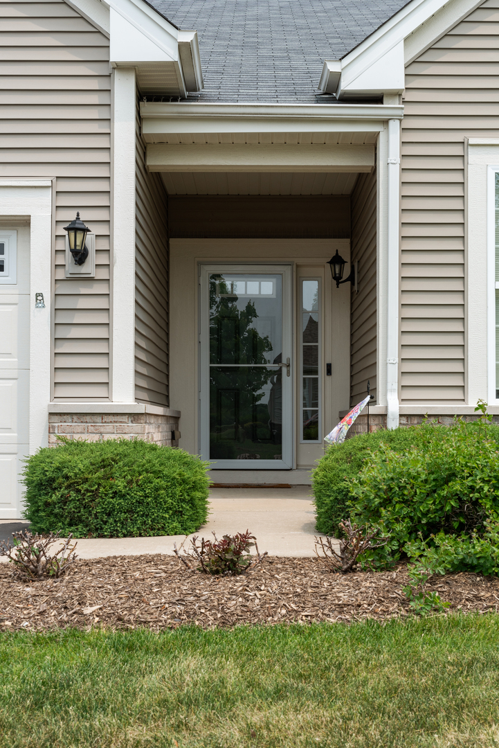 Property Photo:  552 Autumn Circle  IL 60140 