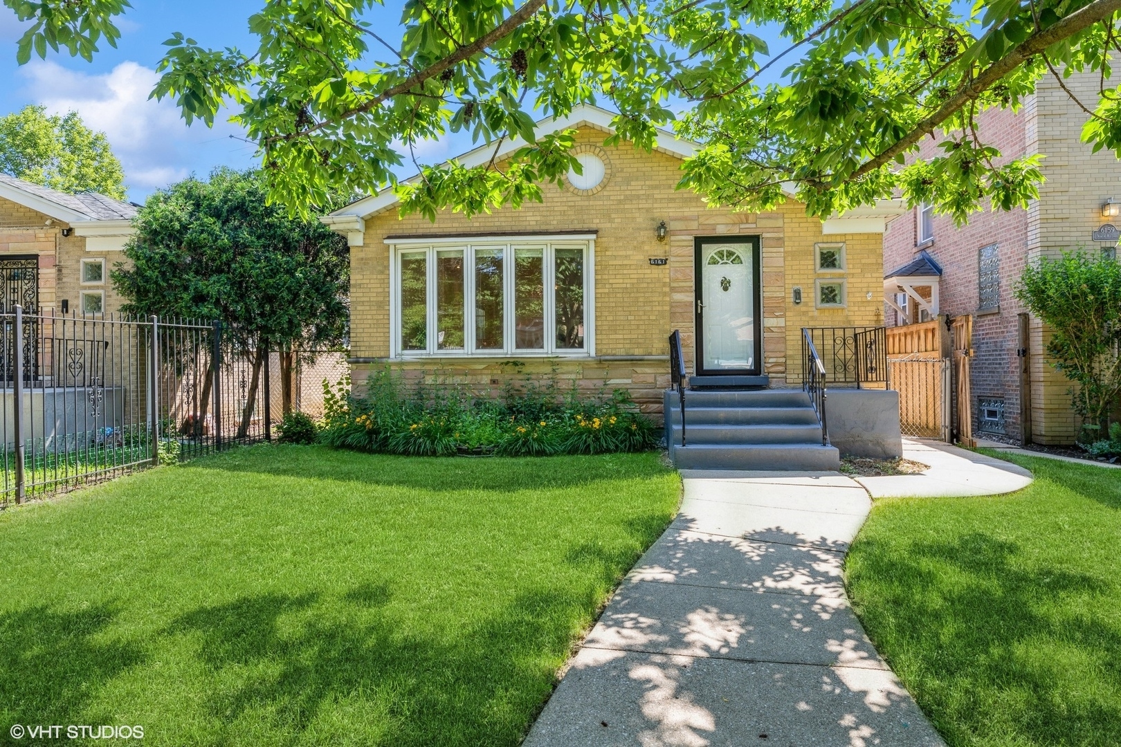 Property Photo: 6161 N Kildare Avenue IL 60646
