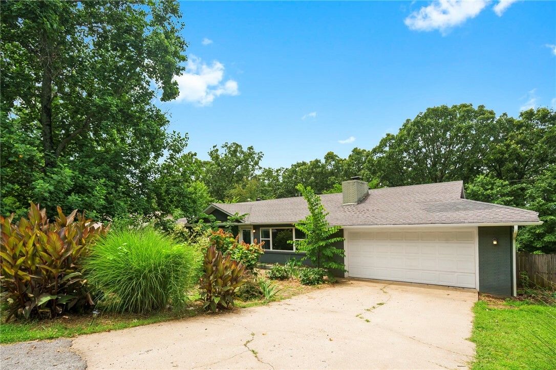Property Photo: 1333 N Viewpoint Drive AR 72701