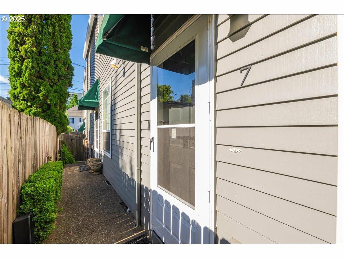 Property Photo: 2020 NW Lovejoy St 7 OR 97209