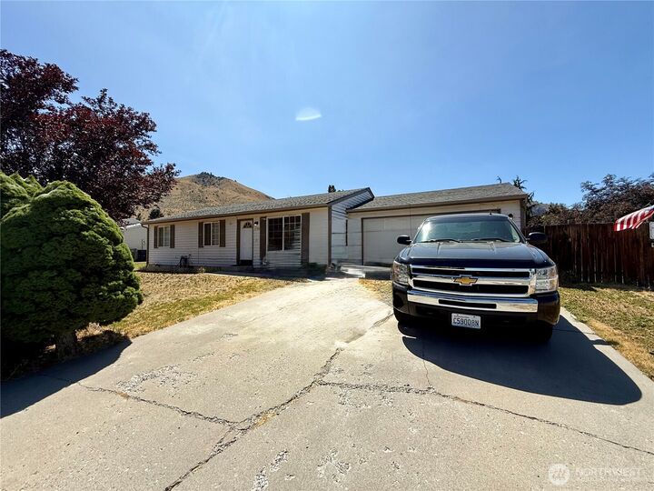 Property Photo: 1700 Lincoln Park Circle WA 98801