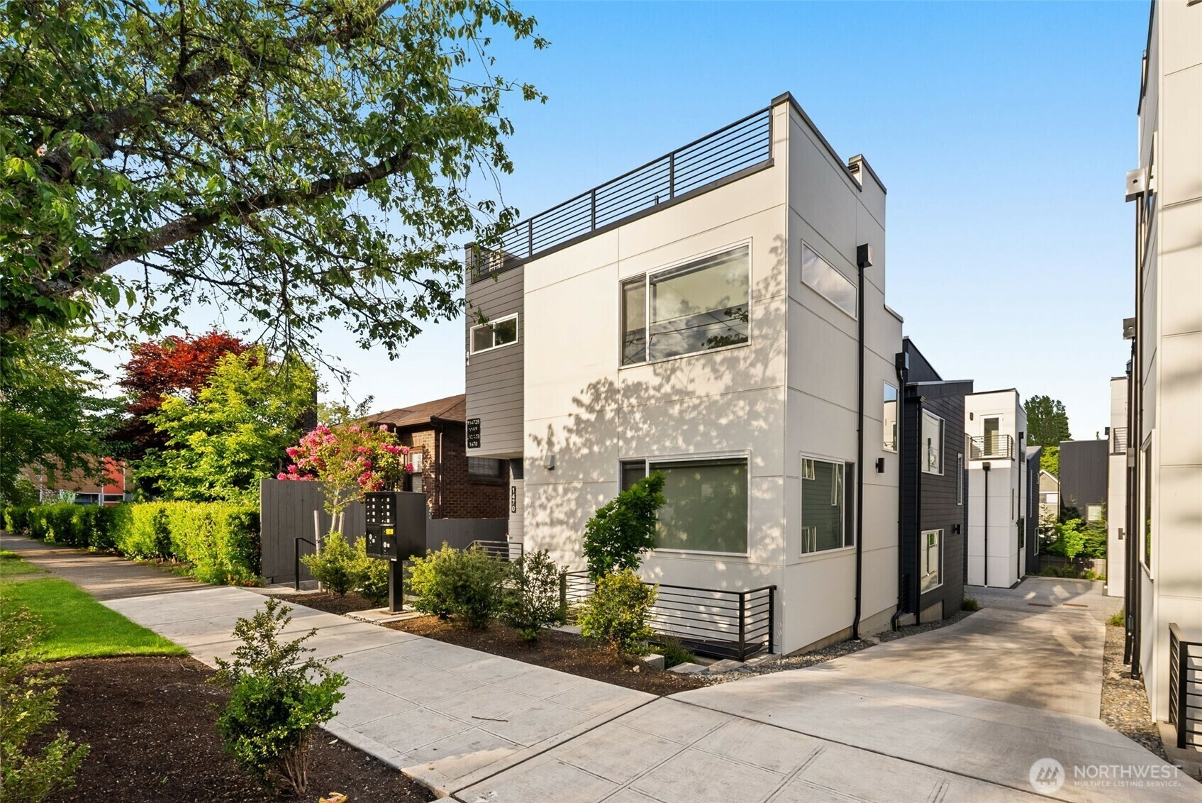 Property Photo: 1470 B 21st Avenue WA 98122