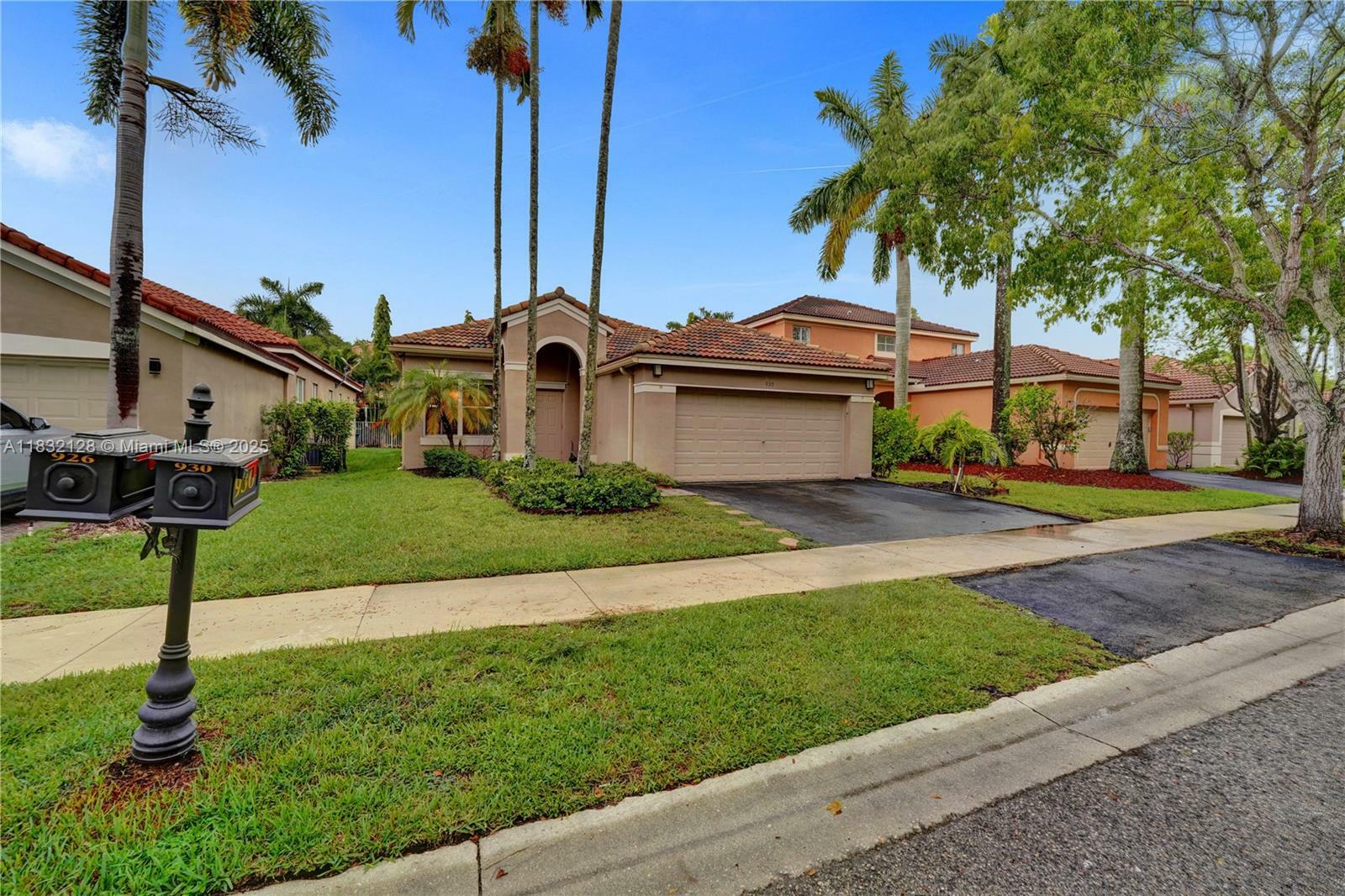 Property Photo: 930 W Bluewood Ter FL 33327