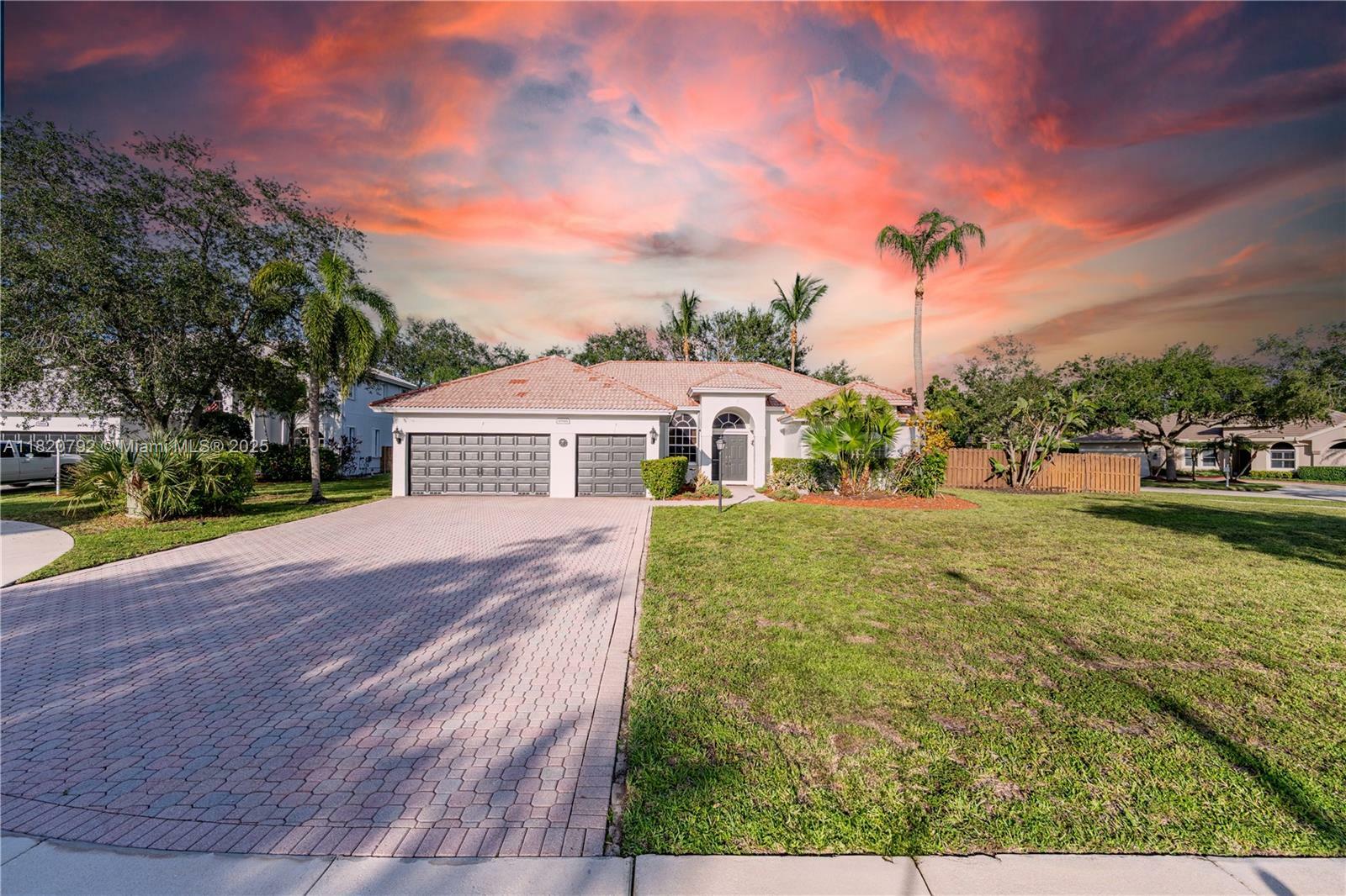 Property Photo: 6946 Mariposa Cir Ct FL 33331