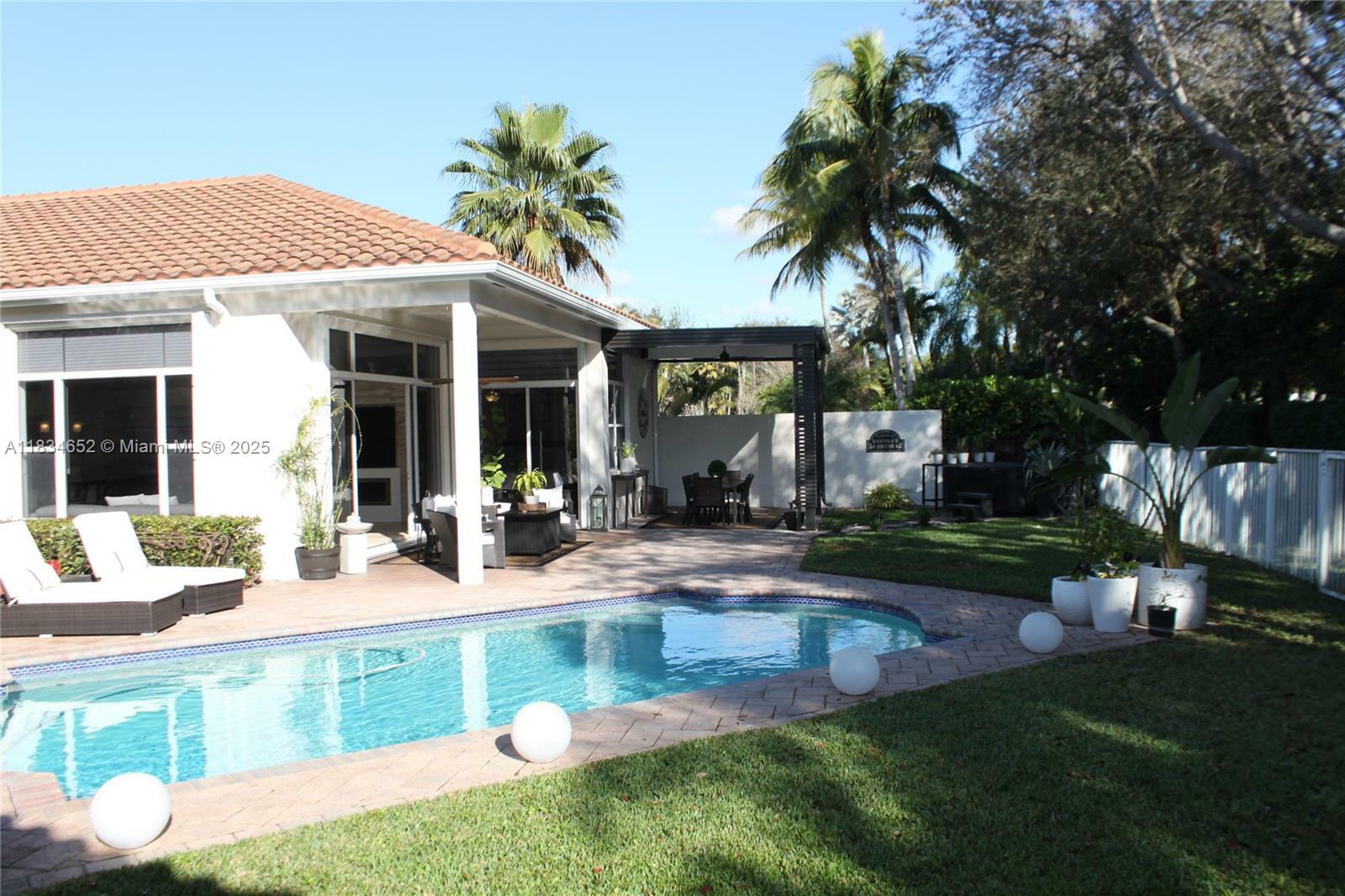 Property Photo: 2524 Bay Pointe Ct FL 33327