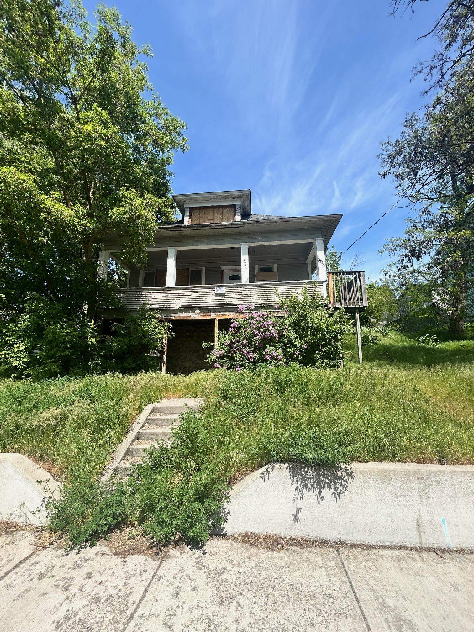 Property Photo: 908 W Cora Ave WA 99205