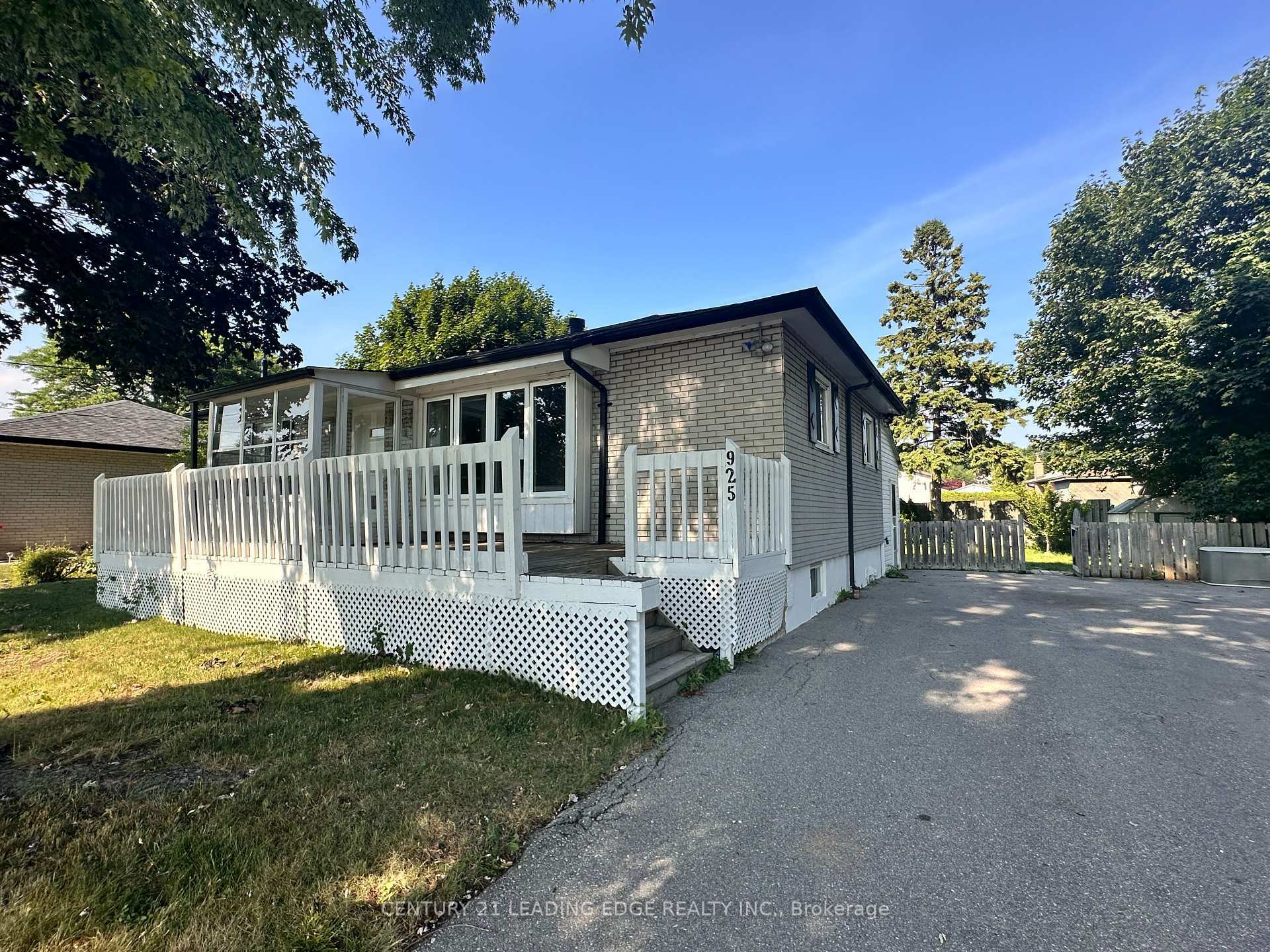 Property Photo: 925 Annes Street Main ON L1N 5K7