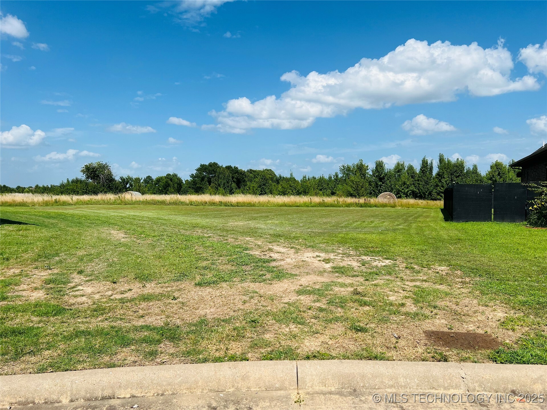 Property Photo: 1112 Cobblestone Circle OK 74403