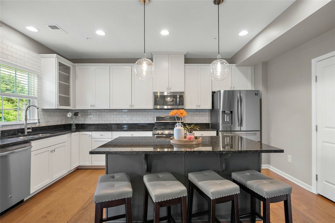 Property Photo: 1004 Pointe View Dr PA 16046