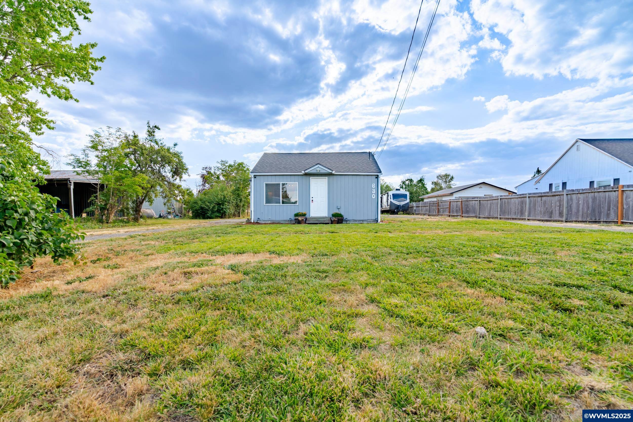 Property Photo: 630 Central Av OR 97355