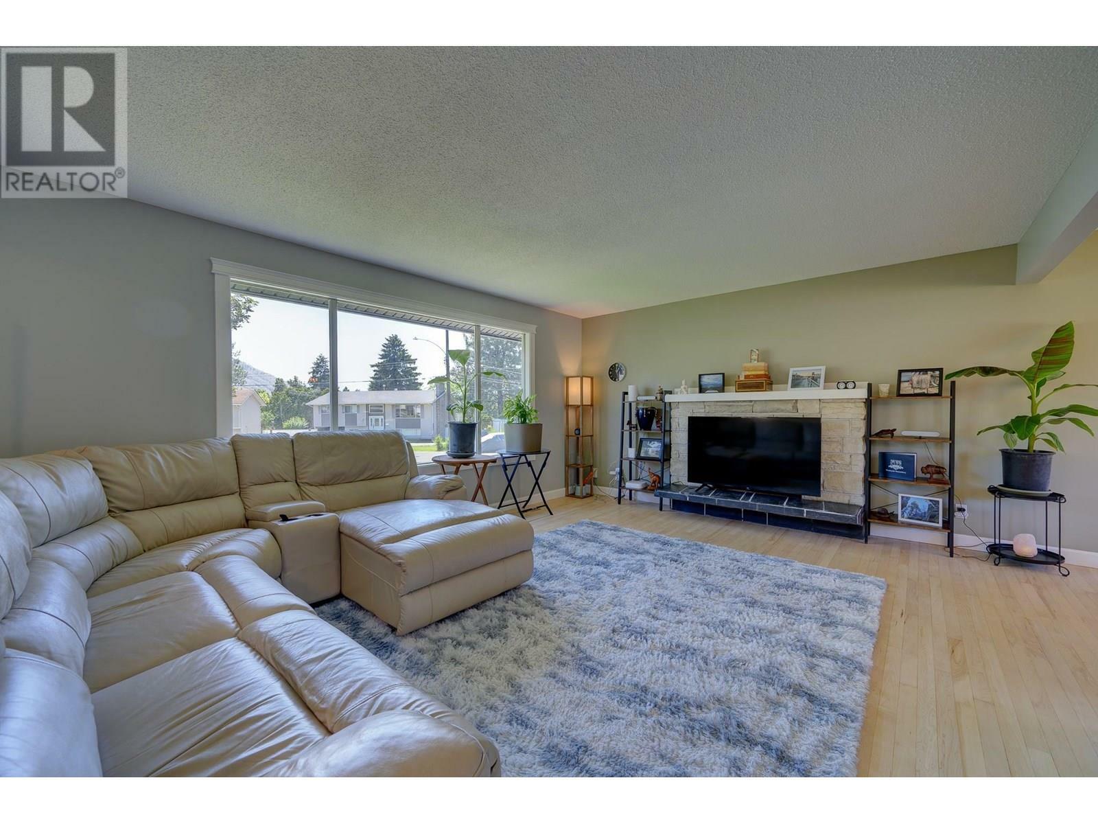 Property Photo: 870 Sumac Place BC V2B 6R4
