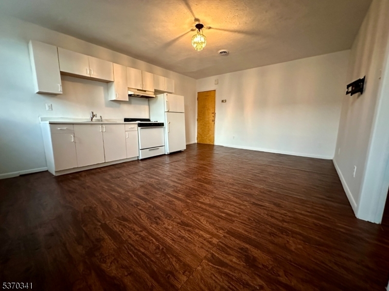 Property Photo:  530 Valley Brook Ave 2fl  NJ 07071 