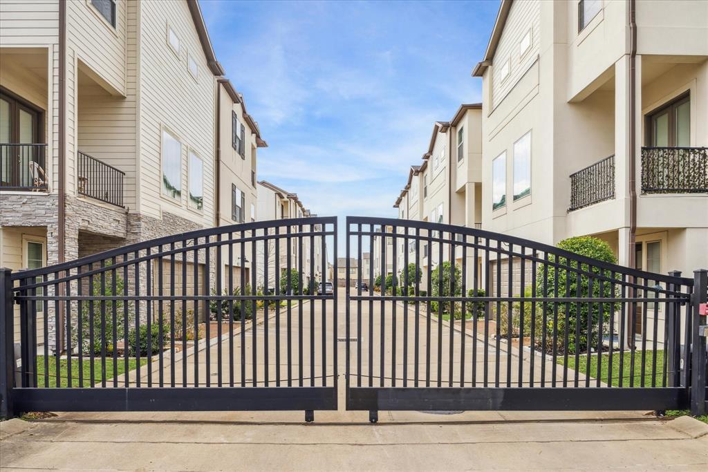 Property Photo: 10923 Brookeshire Chase Lane TX 77043