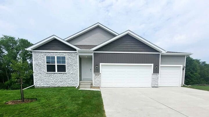 2827 Brook View Drive  Des Moines IA 50317 photo