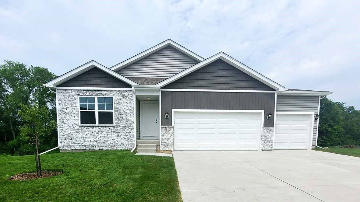 Property Photo: 2827 Brook View Drive IA 50317