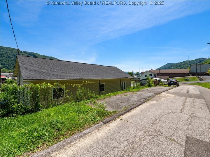Property Photo: 9012 Florida Avenue WV 25315