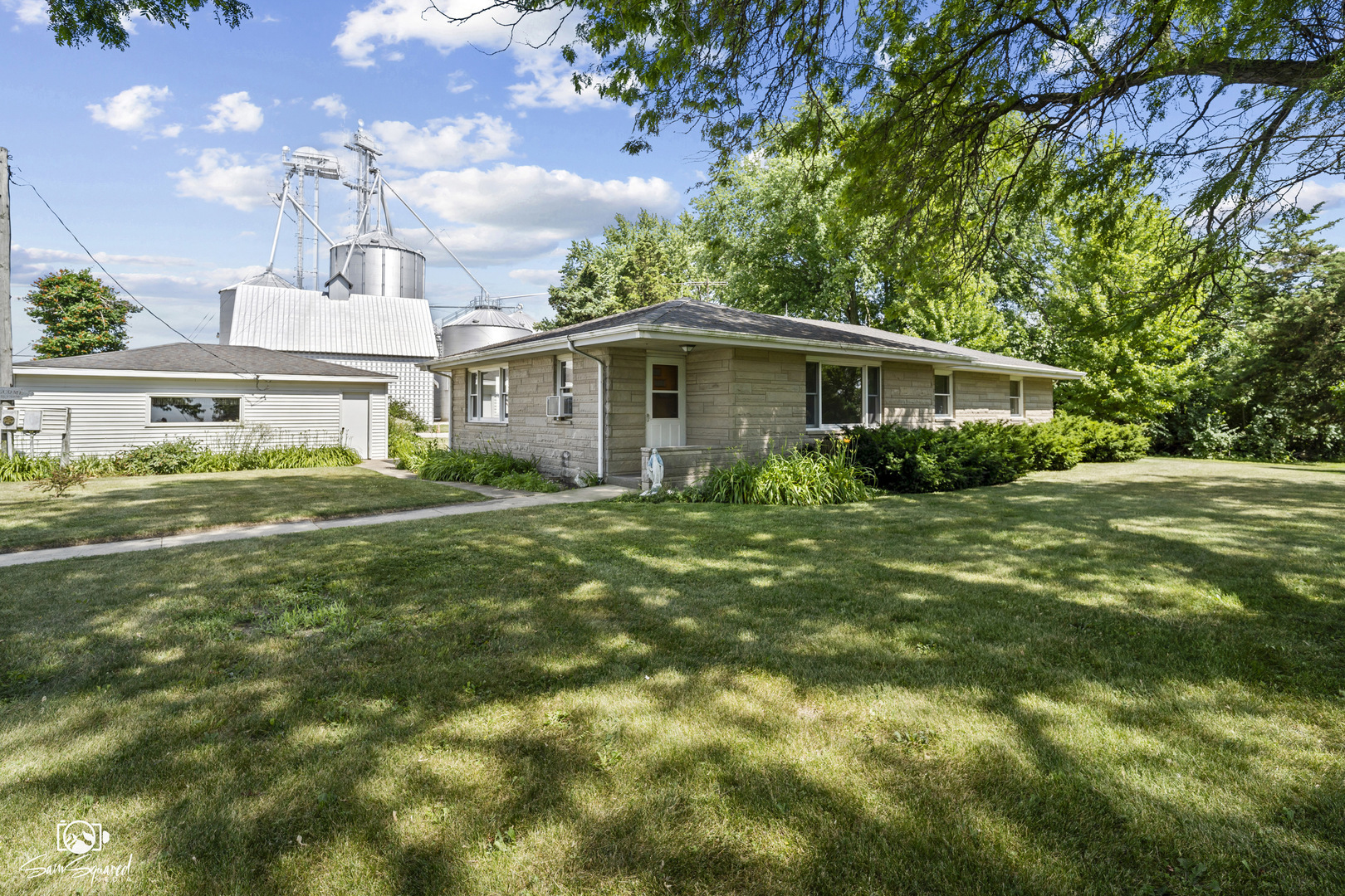 Property Photo: 29221 S Elevator Road IL 60442