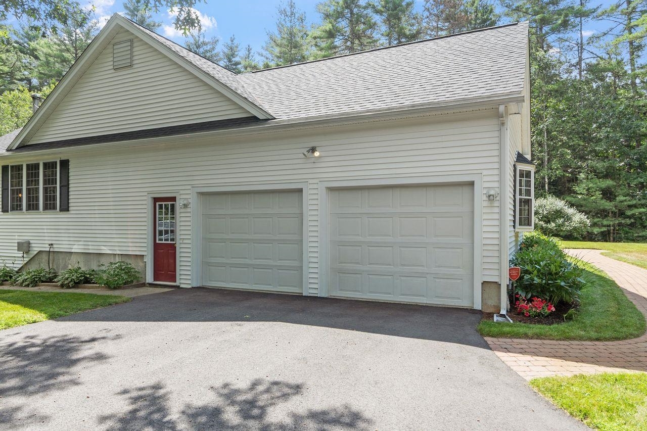 Property Photo: 49 Brown Brook Circle NH 03044