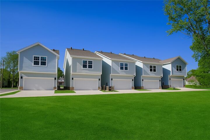 Property Photo: 510/508/506/504/502 W Persimmon Street AR 72756