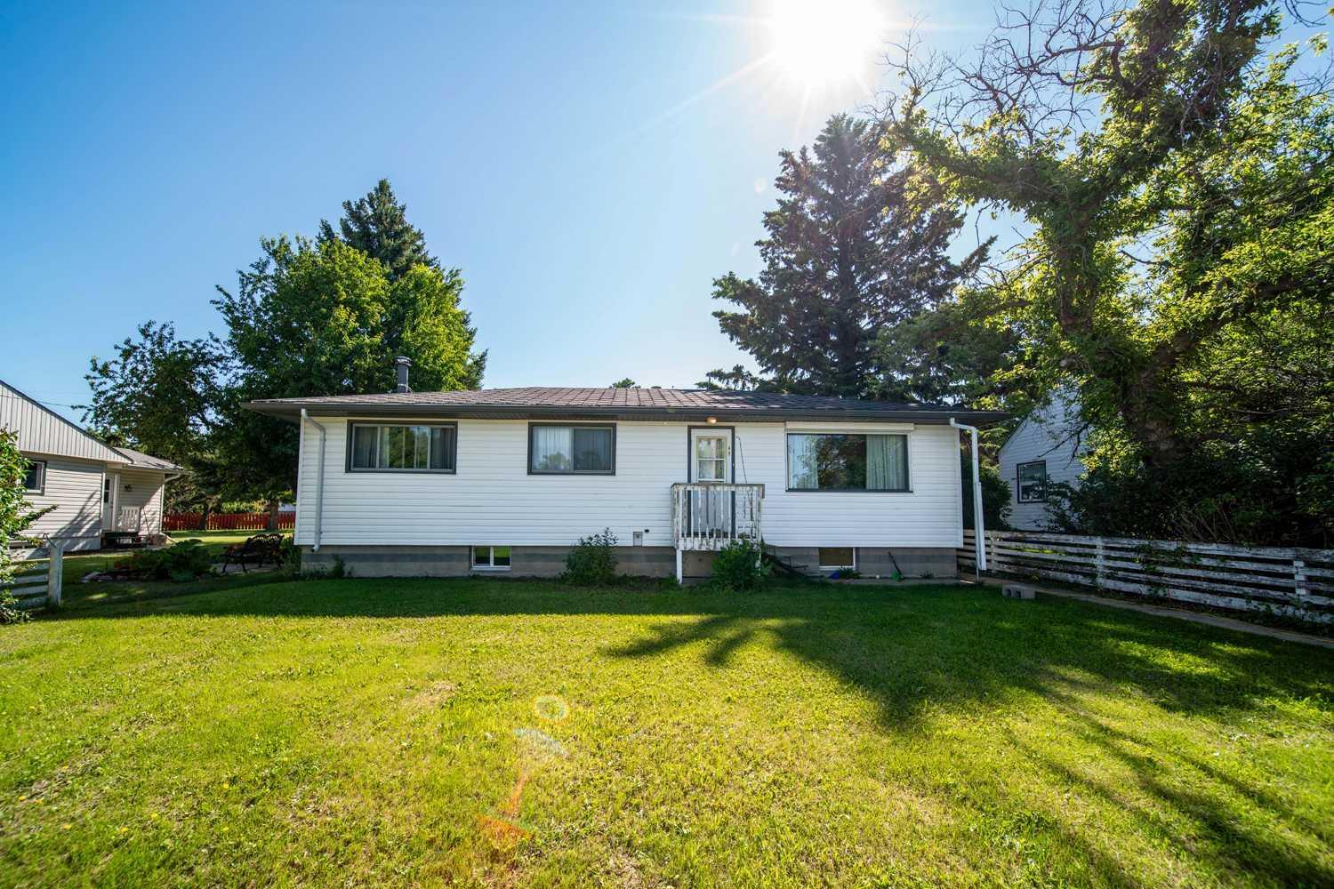 Property Photo: 49 Rydberg Street AB T0B 2E0