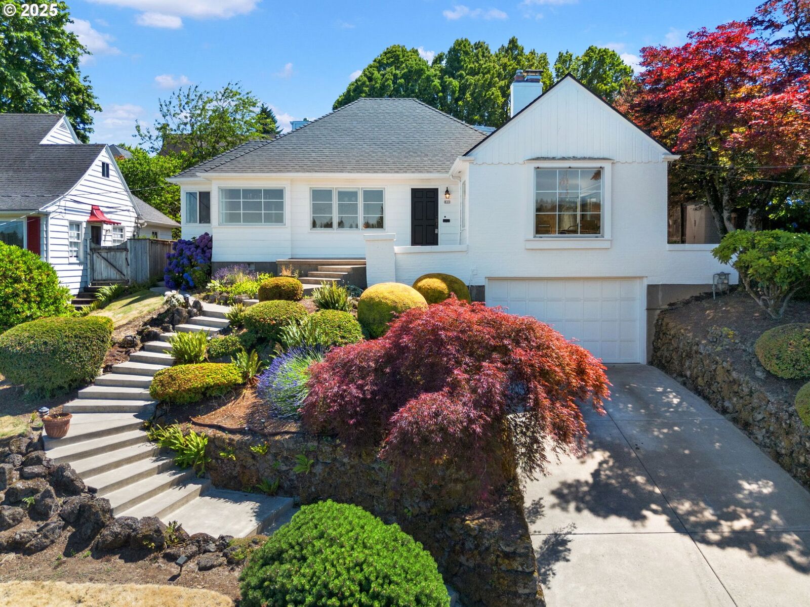 Property Photo:  828 SW Moss St  OR 97219 