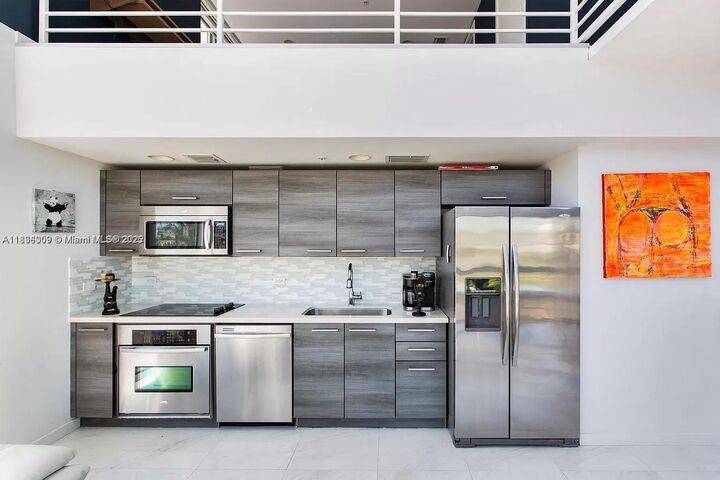 Property Photo: 421 Meridian Ave 15 FL 33139