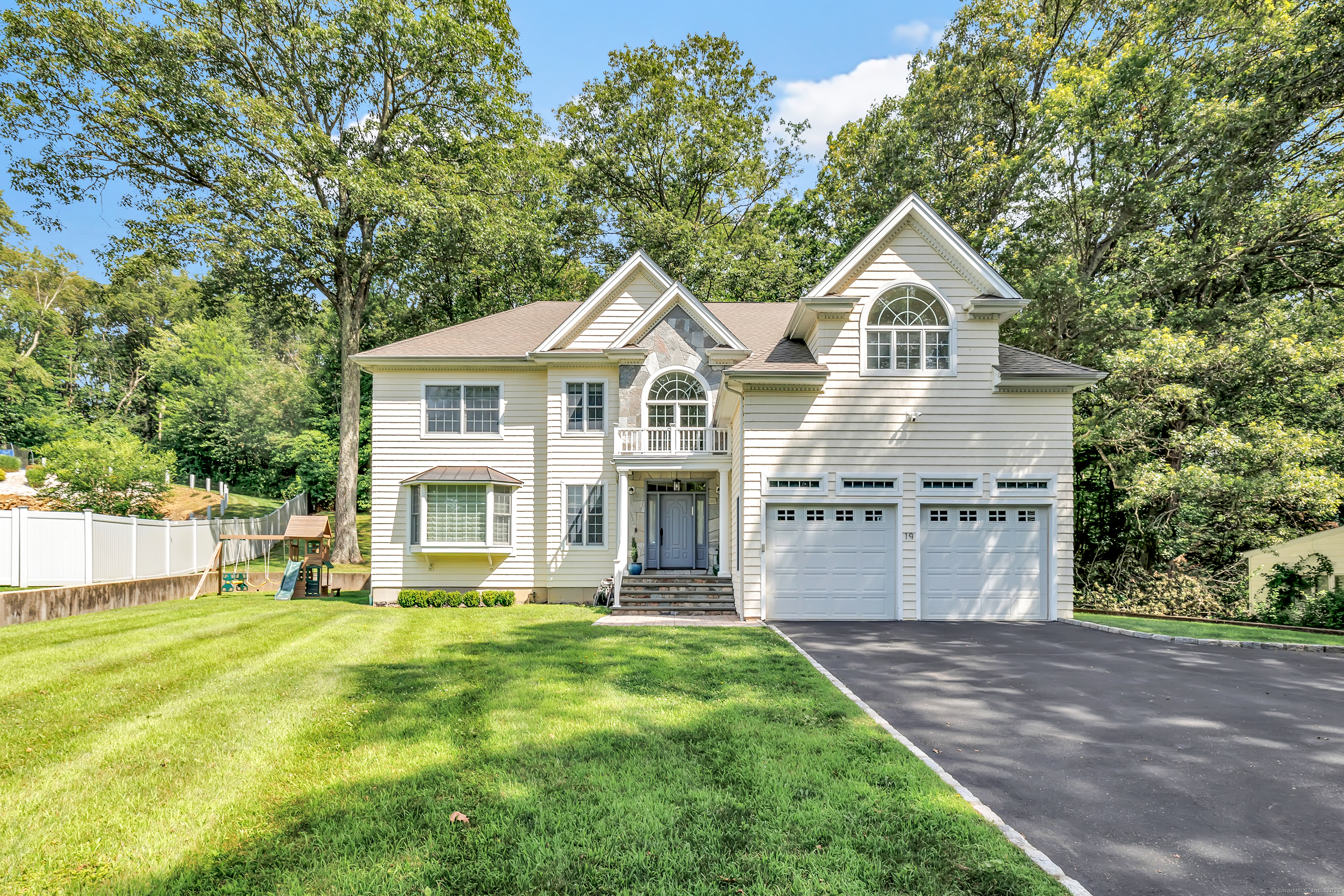19 Woodlawn Drive  Trumbull CT 06611 photo