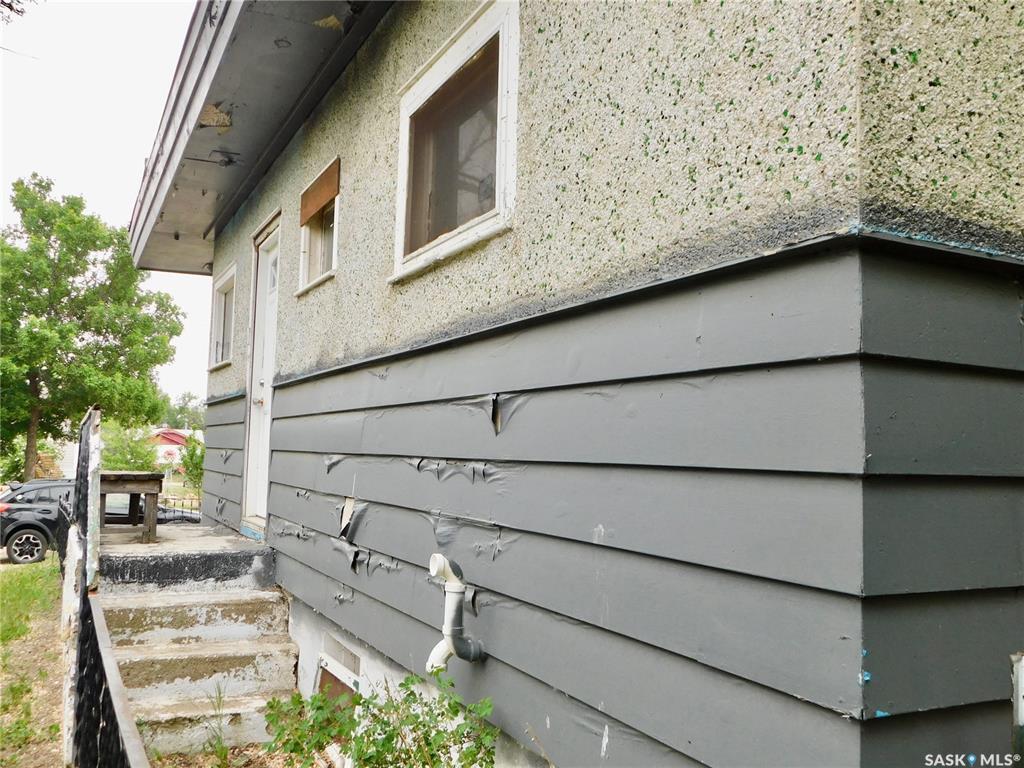 Property Photo: 1004 2nd Street N SK S0H 3R1