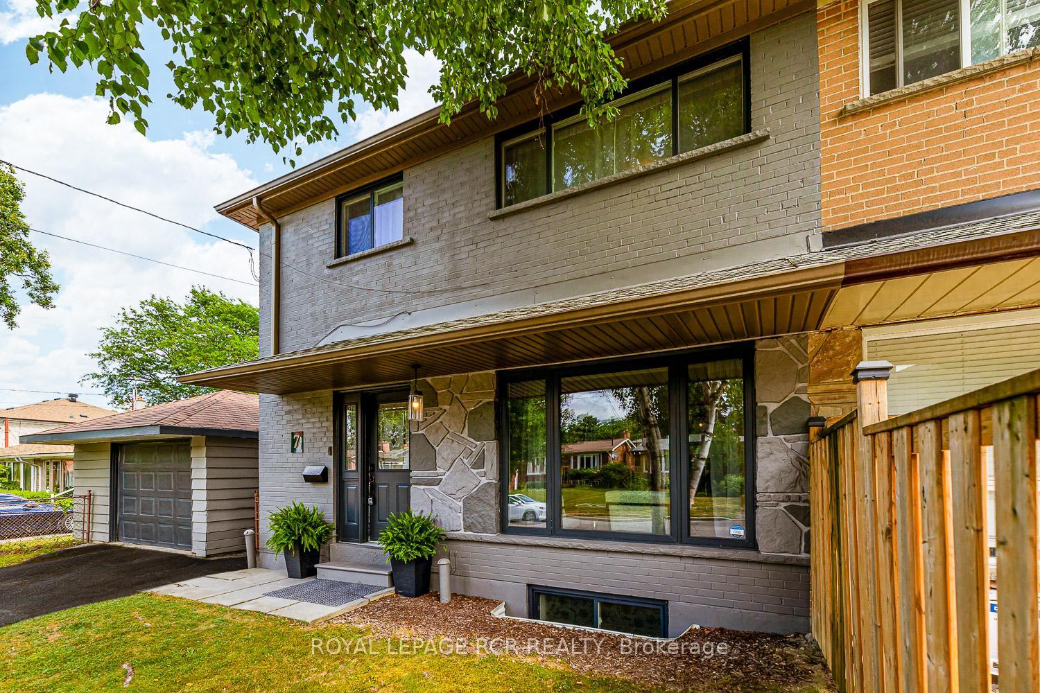 Property Photo: 7 Annapearl Court ON M2N 4H6