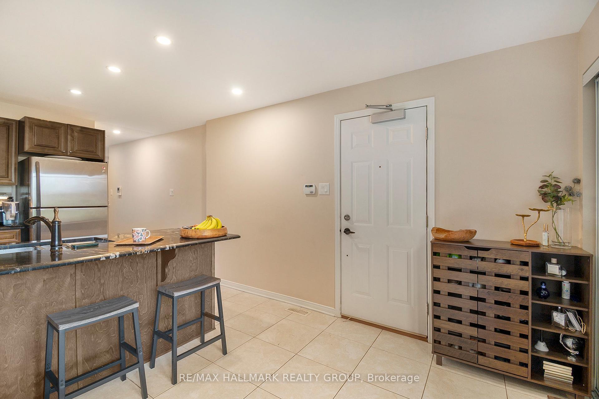 Property Photo: 170 Den Haag Drive 17 ON K1K 2V7