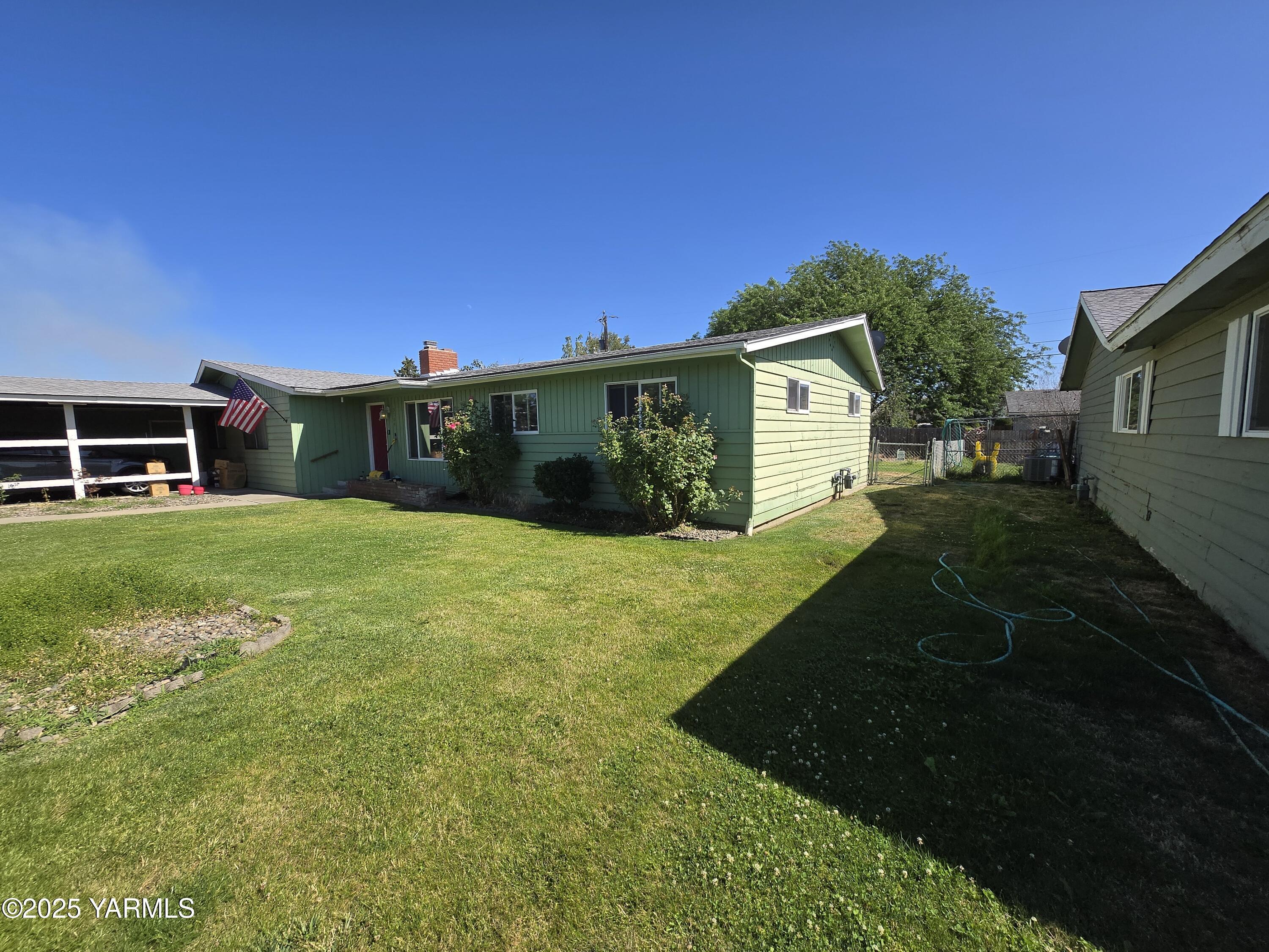 Property Photo: 3204 W Viola Ave WA 98902