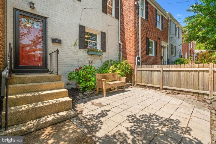 Property Photo: 4 Ancell Street VA 22305