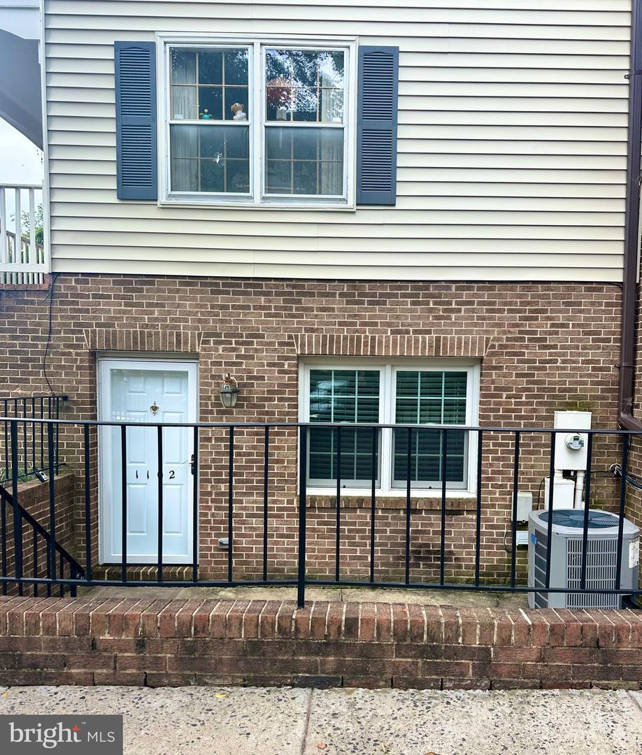 Property Photo: 1102 N Stafford Street 1 VA 22201