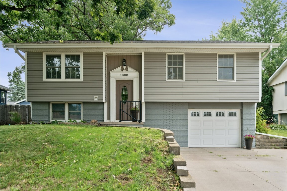 6808 Kelburn Lane NE  Cedar Rapids IA 52402 photo