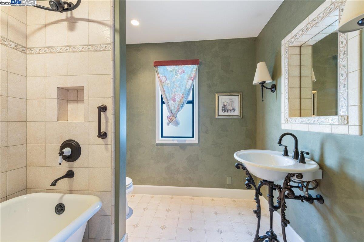 Property Photo: 560 Buttonwood Dr CA 94506